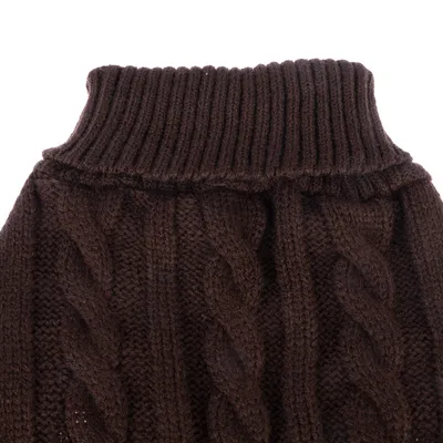 Pull marron en tricot torsadé avec col roulé, matière textile visible. Aucun logo ou texte apparent.