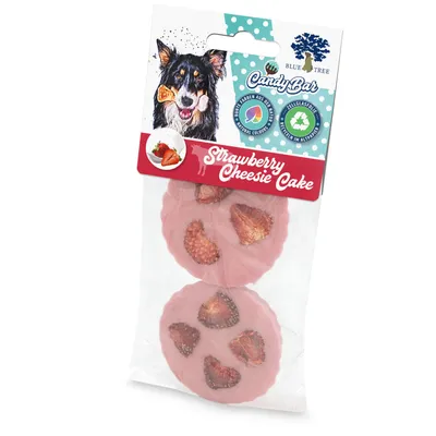 Blue Tree Candy Bar Strawberry Cheesie Cake. Natürliche Farben, Zellglasfolie, recyclebar. Zwei rosa Hundesnacks mit Erdbeerstücken sichtbar in der Verpackung.