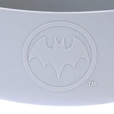 Prodotto grigio con logo Batman e simbolo TM visibili.