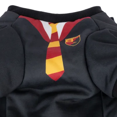 Schwarzes Haustierkleid mit rotem und gelbem Krawattenmotiv sowie Wappen-Emblem auf der Brust.