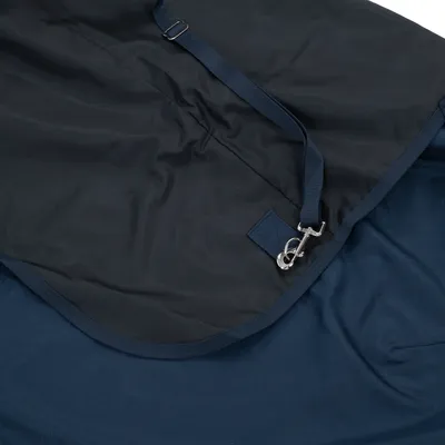 Dunkelblaue Hundedecke mit verstellbarem Gurt und Metallkarabiner zur Befestigung.