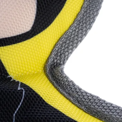 Primo piano di un tessuto giallo e nero con bordo grigio, mostra la trama e la lavorazione.