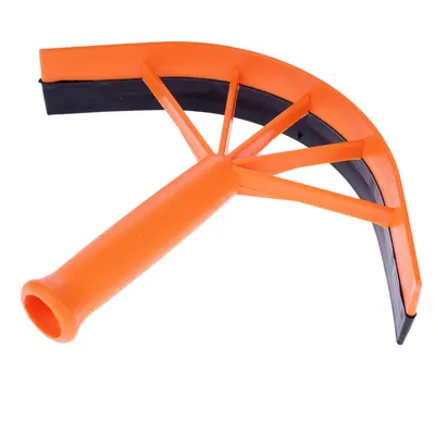 Oranžen ročaj iz plastike z ukrivljenim gumijastim robom, primeren za čiščenje gladkih površin.