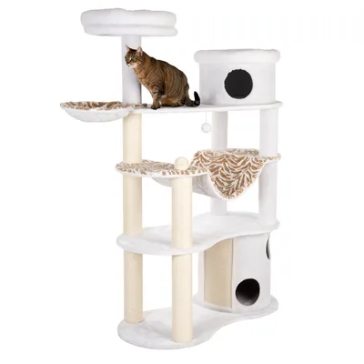 Višeslojno bijelo drvo za penjanje s platformama, visećom ležaljkom i kućicom; mačka sjedi na gornjoj platformi. Stupovi omotani sisalom vidljivi su na više razina.