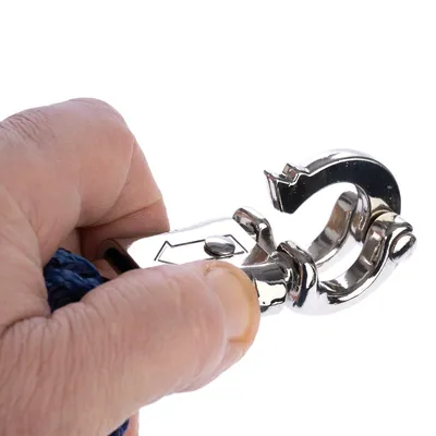 Nahaufnahme eines silbernen Metallkarabiners mit Öffnungsmechanismus, gehalten von einer Hand. Geeignet für Seile oder Gurte.