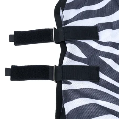 Primo piano di due chiusure in velcro nere su un tessuto con motivo zebrato.