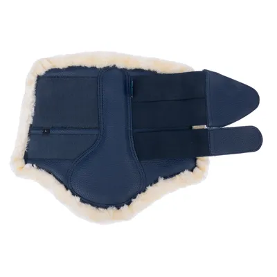Protection pour animal en tissu bleu avec doublure imitation fourrure beige et deux larges bandes auto-agrippantes visibles pour la fermeture.