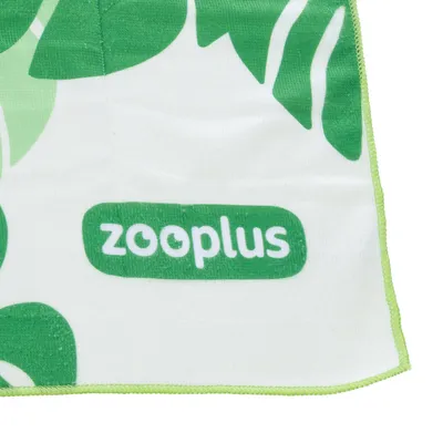 zooplus logótipo em tecido branco com padrões de folhas verdes.