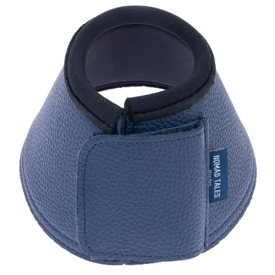 Nomad Tales Halsband aus blauem Kunstleder mit Klettverschluss und gepolstertem Innenfutter.