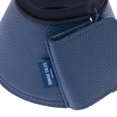 Nomad Tales Hundehalsband aus blauem Kunstleder mit Klettverschluss und Textiletikett.