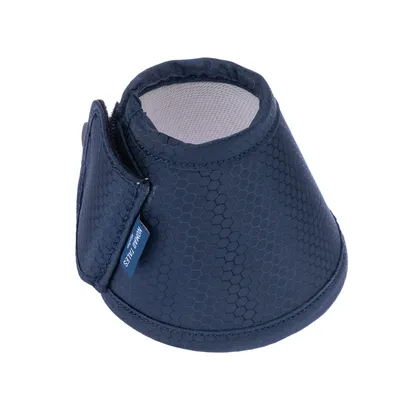 Collerette bleue en tissu à motif hexagonal, fermeture velcro visible avec étiquette portant le texte 'WOUND PROTECT'.