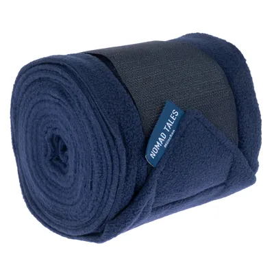 Nomad Tales München, dunkelblaue Fleece-Decke, zusammengerollt mit Etikett.