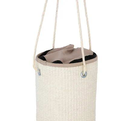 Hängender Kratzbaum aus Sisal mit beige Stoffabdeckung und Metallösen zur Befestigung.