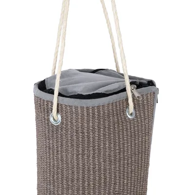 Hängende Tasche aus braunem geflochtenem Material mit Seilgriffen, Reissverschluss und grauem Stoffdeckel.