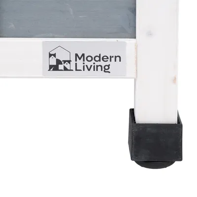 Modern Living logótipo numa moldura de madeira branca com roda de plástico preta.