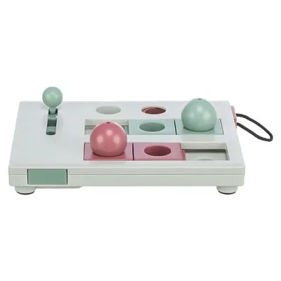 Interactief huisdierenspeelbord van wit plastic met roze en groene schuifjes, ronde bollen en uitsparingen. Zichtbare hendel links en zwart draagkoord rechts.