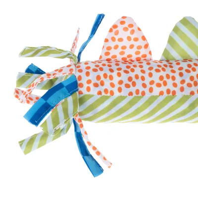 Plüss játék zöld-fehér csíkos és narancssárga pöttyös mintával, kék és zöld textilszalagokkal.