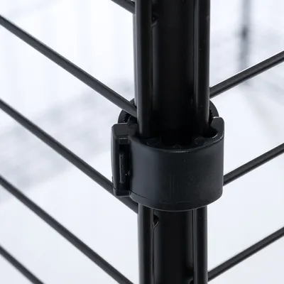 Detailaufnahme eines schwarzen Kunststoffclips, der Metallgitter an einem Metallrahmen befestigt.