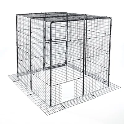 Metallgehege mit Gitterwänden, rechteckige Form, zwei Türen und Bodenplatte aus Metallgittern.