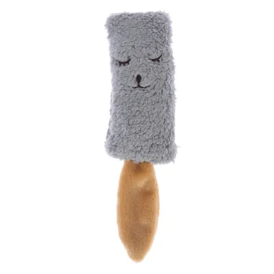 Juguete de peluche gris con cara bordada y cola marrón, apto para mascotas.