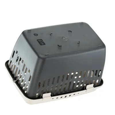 Transportín de plástico con ranuras de ventilación y clips de cierre, mostrado al revés.