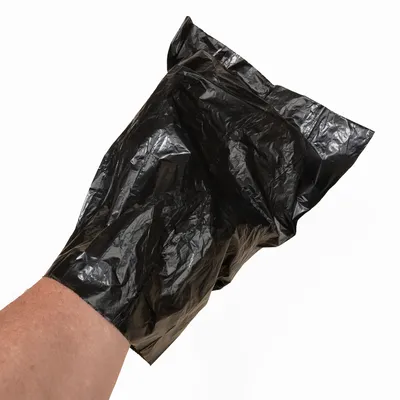 Fekete műanyag zacskó egy kézben, alkalmas állati hulladék higiénikus eltávolítására.