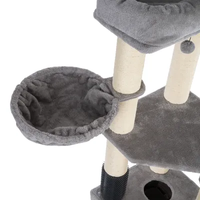 Arbre à chat gris avec paniers en tissu, poteaux recouverts de sisal et balle suspendue. Plateformes et niche visibles sur plusieurs niveaux.