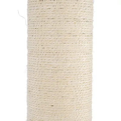 Gros plan sur un poteau recouvert de corde en sisal beige, matériau visible utilisé pour griffoirs ou arbres à chat.