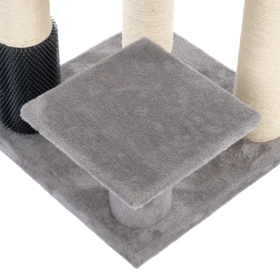 Plateforme grise en tissu avec poteaux recouverts de sisal et brosse noire à picots, base d’un arbre à chat visible.