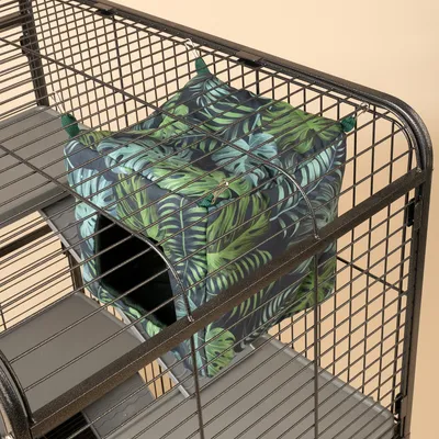 Hangmat met tropisch bladmotief, bevestigd aan metalen kooi met haken. Geschikt als schuilplaats voor kleine dieren.
