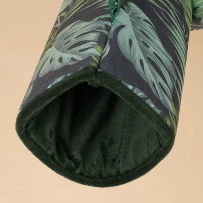 Cueva acogedora verde oscuro con estampado de hojas tropicales y forro interior suave, adecuada para mascotas.