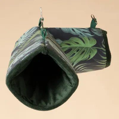 Hamaca para pequeños animales con estampado de hojas tropicales, tela verde y ganchos metálicos para fijación.