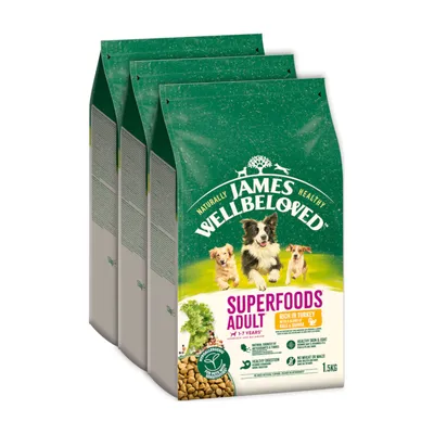 James Wellbeloved Superfoods Adult kutyatáp, 1,5 kg, pulykahússal és quinoával, csomagban három zöld-fehér zacskó látható, elöl futó kutyák képeivel.