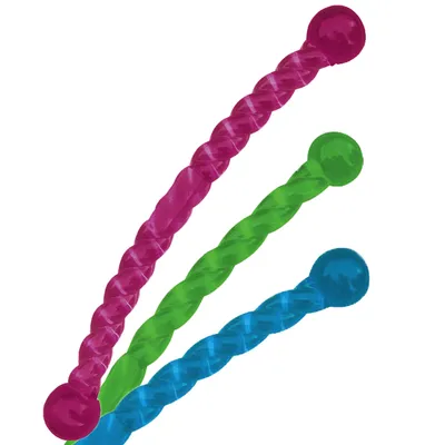 Trzy spiralne patyki do zabawy z tworzywa sztucznego w kolorach różowym, zielonym i niebieskim, każdy zakończony kulką.