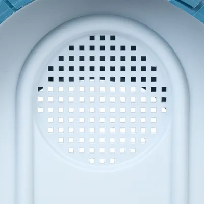 Detailní záběr na bílou plastovou mřížku se čtvercovými otvory, část produktu nebo příslušenství.