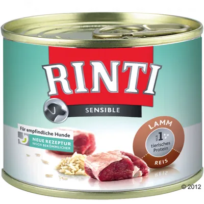 Scatola di alimento per cani Rinti Sensible, visibile testo: Lamm, Reis, Nr. 1 tierisches Protein, Für empfindliche Hunde, Neue Rezeptur. Immagine di carne e riso sulla confezione.