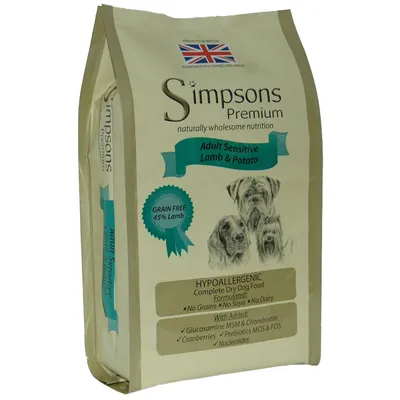 Simpsons Premium Adult Sensitive Lamb & Potato kutyatáp csomagolás, GRAIN FREE 45% Lamb, hipoallergén, No Grains, No Soya, No Dairy, brit zászlóval, kutyák rajzával.