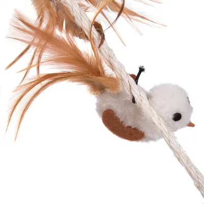 Pájaro de juguete de tela con plumas marrones, sujeto a una cuerda blanca.