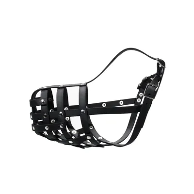 Bozal negro de cuero con correas ajustables y remaches metálicos. Diseño de rejilla para transpirabilidad.