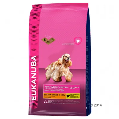 Saco de ração Eukanuba Adult Weight Control para cães adultos de raça média (10–25 kg), 1–7 anos. Primeira fonte de proteína: frango. Texto em inglês, alemão, italiano e espanhol visível.