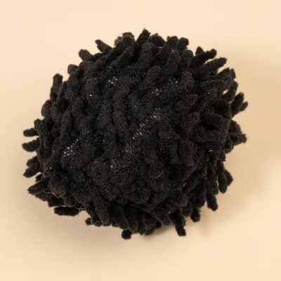 Giocattolo nero in tessuto morbido con superficie strutturata, a forma di sfera.