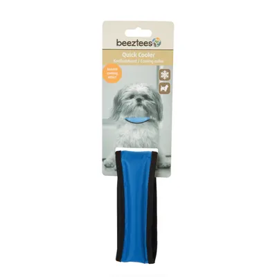 Beeztees Quick Cooler koelband met direct verkoelend effect, blauw-zwart. Verpakking toont hond en symbolen voor koeling en huisdieren.