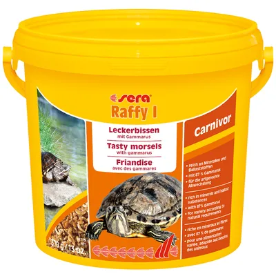Secchiello Sera Raffy I Carnivor, 370 g, con immagini di tartaruga e gamberetti essiccati. Testo visibile: Leckerbissen mit Gammarus, Tasty morsels with gammarus, Friandise avec des gammares.