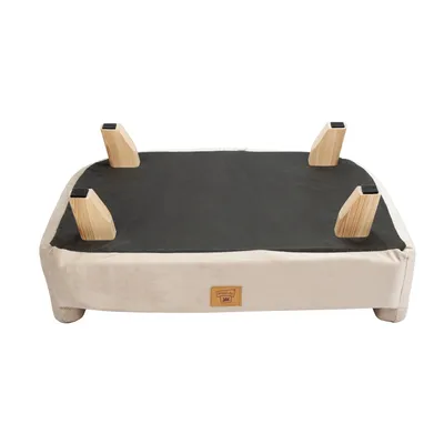Hundebett mit beigem Stoffbezug, schwarzer Liegefläche und vier abnehmbaren Holzfüssen. Markenlabel 'everyday 3XL' sichtbar auf der Vorderseite.