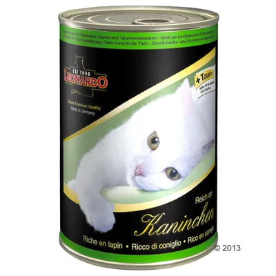 Blik LEONARDO Cat Food, Super Premium Quality, Made in Germany, rijk aan konijn, met taurine. Afbeelding van een witte kat op het etiket. Tekst in meerdere talen zichtbaar.