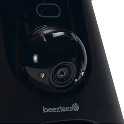 Beeztees logo zichtbaar op een zwart apparaat met camera en voerknop.