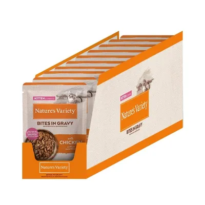 Nature's Variety Bites en salsa con pollo, gatitos 0-12 meses. El envase muestra varios sobres en una caja.
