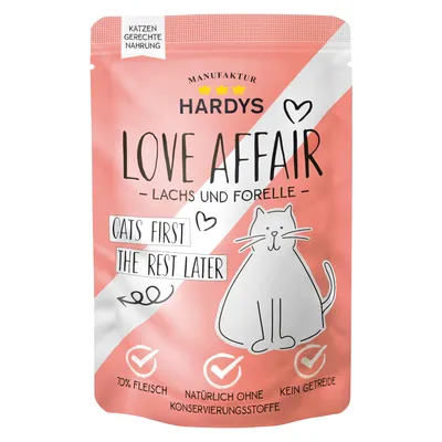 Hardys Love Affair macskaeledel lazaccal és pisztránggal, 70% hús, természetes, tartósítószer nélkül, gabonamentes. Slogan: Cats first, the rest later.