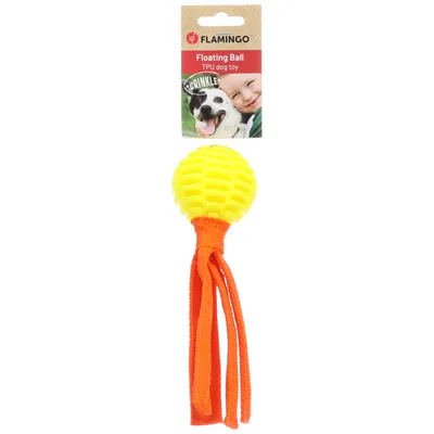 Balle flottante Flamingo Floating Ball, balle jaune en plastique avec lanières orange, étiquette visible avec nom du produit et photo de chien.