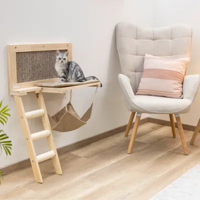 Katzenmöbel aus Holz mit Kratzfläche, Leiter mit Sisalstufen und Hängematte. Katze sitzt auf der oberen Plattform. Modernes Design für Innenräume.